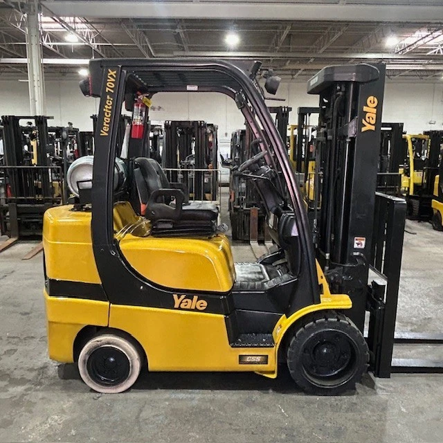 Carretilla elevadora Yale GLC070VX 2021 7000 lb usada triple mástil desplazamiento lateral 4848 horas Foto 1 de 4