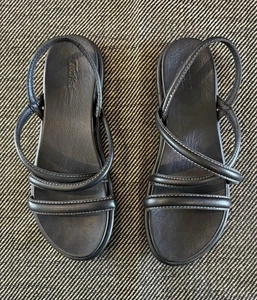 Sandalias Olukai Tiare con tiras para mujer de cuero negro sin cordones - EE. UU. 9 - Imagen 1 de 9