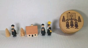 Vintage Erzgebirge miniatura legno cantori tedeschi chiesa set con scatola Germania anni 70 - Foto 1 di 7