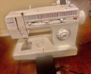 Singer 5050C Sewing Machine W/ Foot Control working great