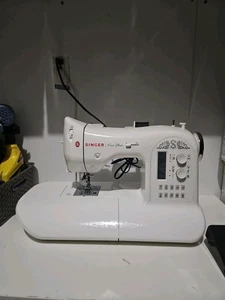 Máquina de coser Singer One Plus computarizada usada en excelente estado - Imagen 1 de 14
