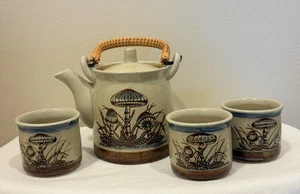 Vintage Otagiri Pilz Teekanne Set 3 Tassen blau braun Rattan Griff Steinzeug - Bild 1 von 9