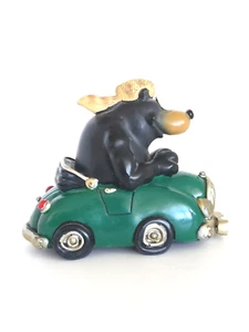 Black bear in beaver tail hat driving green convertible car figurine 2008 EUC - Foto 1 di 7