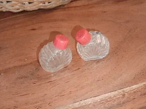 1940's Glass Shell Shaped Salt And Pepper Shakers With Bakelite Tops - Picture 1 of 3