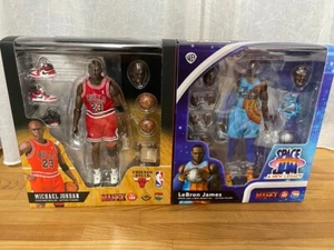 Figuras MAFEX LeBron James Space Jam No.197 Michael Jordan No.100 de Medicom Toy - Imagen 1 de 8
