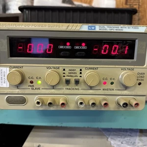 Fuente de alimentación de CC de laboratorio GW GPC-3030D - Cable de alimentación incluido Ma39 - Imagen 1 de 8