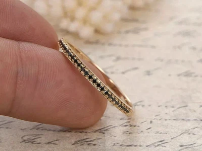 Anillo de boda enchapado en oro amarillo de 14 k con diamantes negros simulados de corte redondo de 2,5 quilates Foto 1 de 4