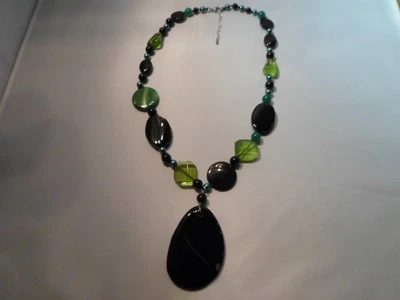 Collar de ágata negra y verde, perlas concha y cuentas de vidrio, 20"-134,00 quilates Foto 1 de 4