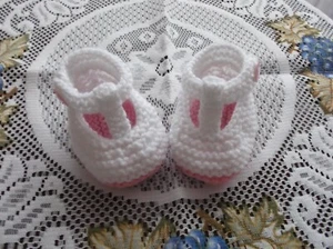 HAND KNITTED BABY SHOES / BOOTIES 0 -3 MONTHS - Picture 1 of 1
