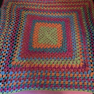 Handgefertigte gehäkelte Strick Babydecke Überwurf leuchtende Farben ca. 37”x40” - Bild 1 von 11