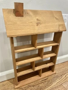 Estante de exhibición de curiosidades de madera con forma de casa de campo vintage colgante/de pie - Imagen 1 de 5