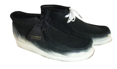 Bota Clarks Wallabee para hombre talla 12 gamuza negra pintura blanca acento 26163077 Foto 1 de 4