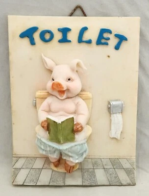 Shiah Yih TOILET HOG 3D Resina Azul Pantalones Cortos 6x4" PUERTA O PLACA DE PARED Foto 1 de 2
