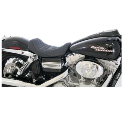 Sella Mustang Wide Tripper Solo Diamond nera per moto Harley Davidson Dyna 06-17 - Immagine 1 di 4