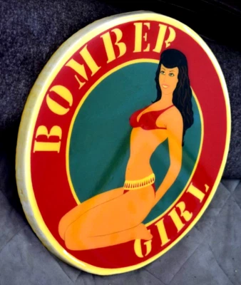 Letrero de arte de pared vintage redondo de 14" BOMBER GIRL barra placa de madera mujer en bikini Foto 1 de 4