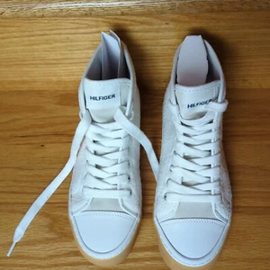 NEW - Tommy Hilfiger Women's Evee White Soft Faux-Fur High-Top Sneakers Size 7 - Picture 1 of 12
