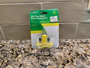 Ertl John Deere Zugspritzenanhänger, Maßstab 1/64. - Bild 1 von 2