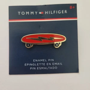Tommy Hilfiger Skateboard Emaille Pin Neu - Bild 1 von 4