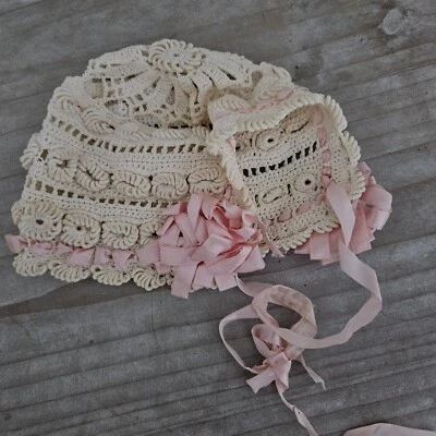 Antiguo gorro de ganchillo recién nacido blanco rosa satinado 💗 💕 sombrero antiguo hecho a mano  Foto 1 de 4