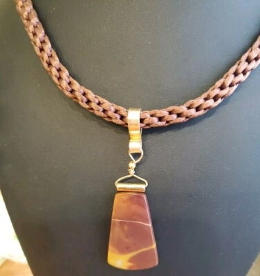 Colgante gota ágata jaspe rayas crema oxidada con collar de cuerda tejida  Foto 1 de 3