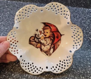 Vintage HUMMEL DISH Scalloped Latrice Edges Gold Trim Umbrella Girl Germany 6" - Picture 1 of 3