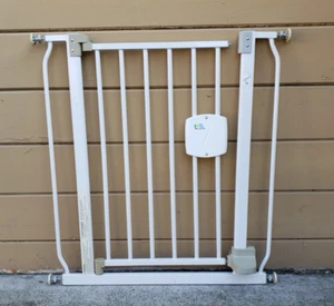 The First Years Hands-Free Foot Operated Child Safety Gate 29½" - 34" Hall/Door - Picture 1 of 3