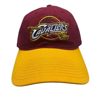 Cleveland Cavaliers Snap Back Mütze verstellbar lässig Kappe weinrot gelb Schirm NBA - Bild 1 von 5