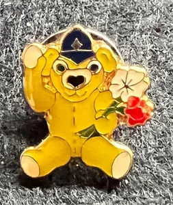 OSO DE PELUCHE CON FLORES USANDO CASCO DE POLICÍA PIN INSIGNIA - Imagen 1 de 3