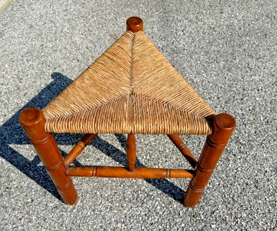 复古签名 Wallace Nutting Turned Maple 三腿 Brewster Stool Rush 座椅 — 第 1/4 张图片