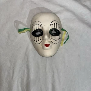 Máscara facial simple blanca para mujer decoración de pared arte cerámico. Sombra de ojos verde - Imagen 1 de 3