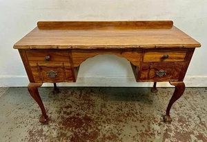 A Rare & Beautiful Walnut Writing Desk On Cabriole Legs C1960. - Picture 1 of 9