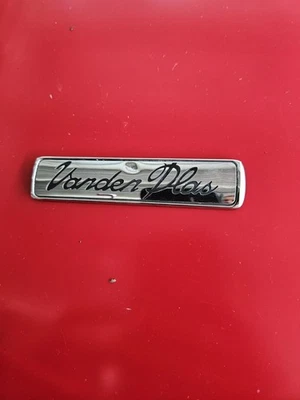 ☄️ Jaguar XJ8 XJR 2004 - 2007 - emblema trasero Vanden Plas **TIENE ABOLLADURA** Foto 1 de 4