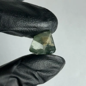 NATURAL CHLORINE GREEN QUARTZ POINT FROM COLOMBIA 9.5 CARATS / 1.9 GRAMS - Picture 1 of 8
