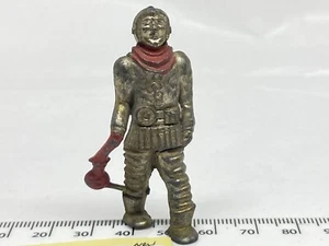 Space Alien Figur von John Hill (N yel 2004) steht auf flacher Oberfläche - Bild 1 von 5