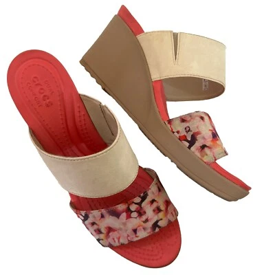 Sandálias anabela Crocs femininas tamanho 10 alça Leigh II rosa floral - Imagem 1 de 4