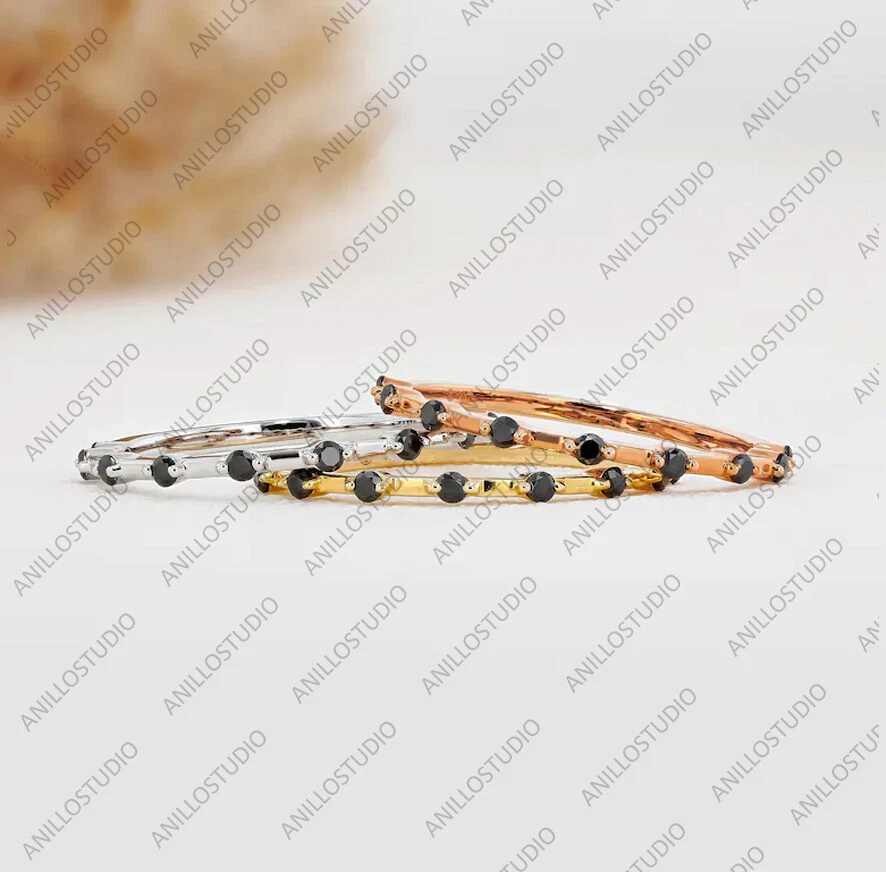 Anillo de compromiso apilable de diamantes negros redondos naturales de 0,13 quilates de oro amarillo de 14 k Foto 1 de 4