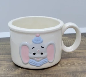 Taza de cerámica Dumbo Walt Disney Productions vintage pintada a mano gris azul DEFECTUOSA - Imagen 1 de 8