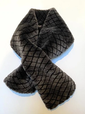 Bufanda de piel de oveja gris carbón Ugg Australia Foto 1 de 4