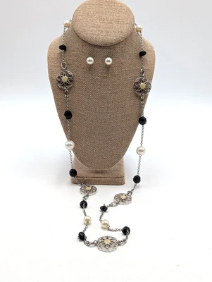 Collar Estación Lia Sophia Negro Acrílico Cuentas e Imitación Perla Tono Plata Foto 1 de 4