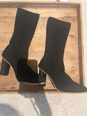 Botas de mujer color negro hechas de material elástico. Wore It Once Foto 1 de 4