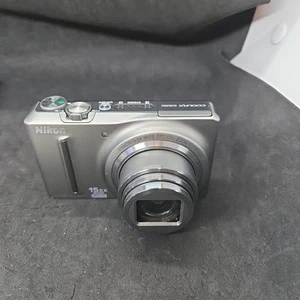 Cámara digital Nikon Coolpix S9050 12,1 MP plateada funcionando - sin cargador - funcionando  - Imagen 1 de 5