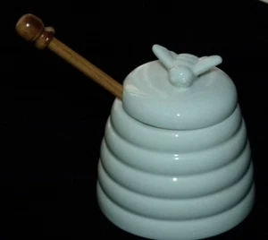 Honey Pot Ceramic with bee on top + wooden drizzler - Picture 1 of 6