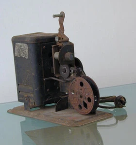 📽 MAKE OFFER ‼️ Collectible Handcrank 16mm Movie Projector for DISPLAY Decor ❣️ - Picture 1 of 2