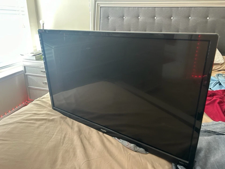 Roku 32" Select Series 720p HD Smart Roku TV with Roku TV Remote - 32R2B4 - Image 1 of 1