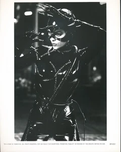 MICHELLE PFEIFFER - BATMAN RETURNS - ORIGINAL 1992 PUBLICITY PHOTO #21 -CATWOMAN - Picture 1 of 1