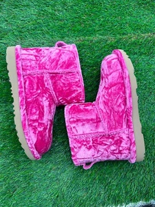 UGG 1142070K Classic Mini II Samt Stiefel Mädchen Rosa Himbeere Fell Neu Gr. 2-5Y - Bild 1 von 7