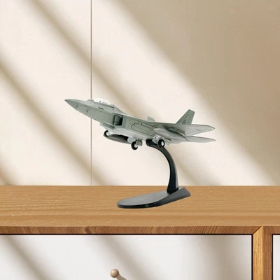 1: 100 F22 Modello di aereo da combattimento con supporto per aerei da salotto - Immagine 1 di 4