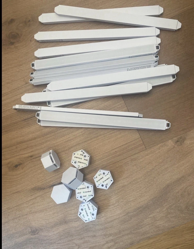 15x Nanoleaf Lines 60° + 5x Pug - Image 1 of 1