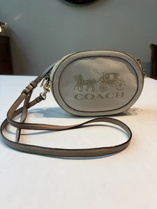 Bandolera Coach C4164 marfil en relieve carro de caballos deletrear viaje de verano - Imagen 1 de 11
