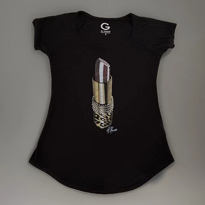 Camiseta negra con lápiz labial Guess con diamantes de imitación para mujer pequeña Foto 1 de 4